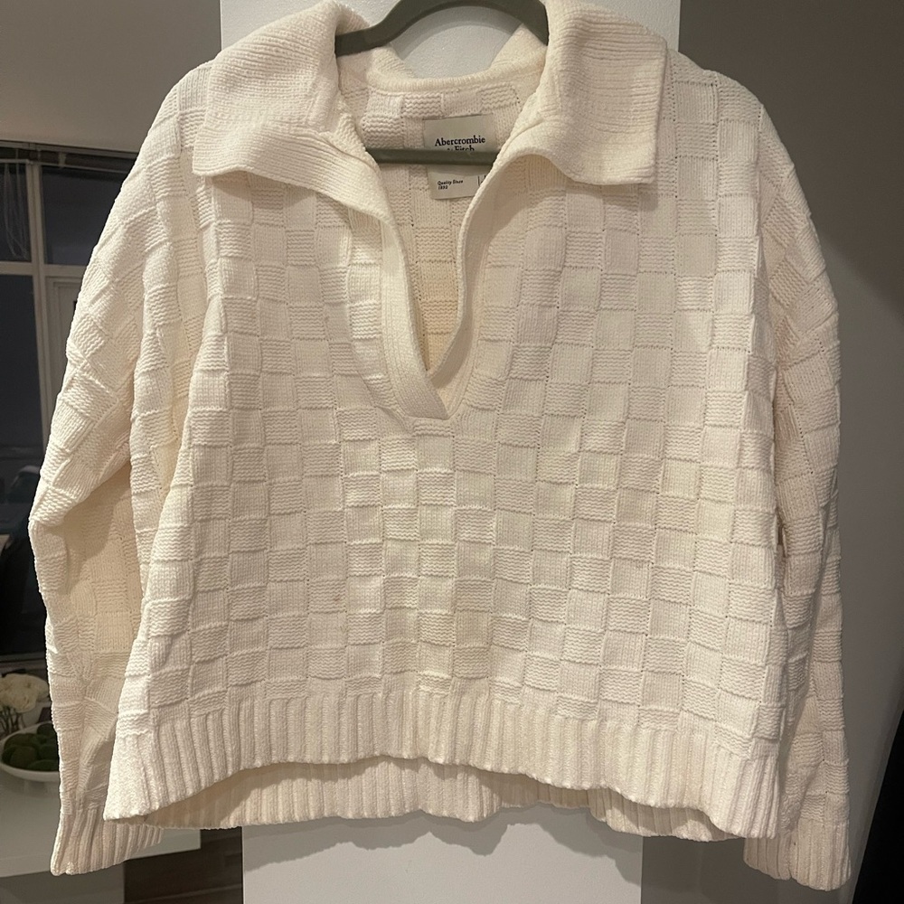 Abercrombie & Fitch Women's White V-Neck Sweater